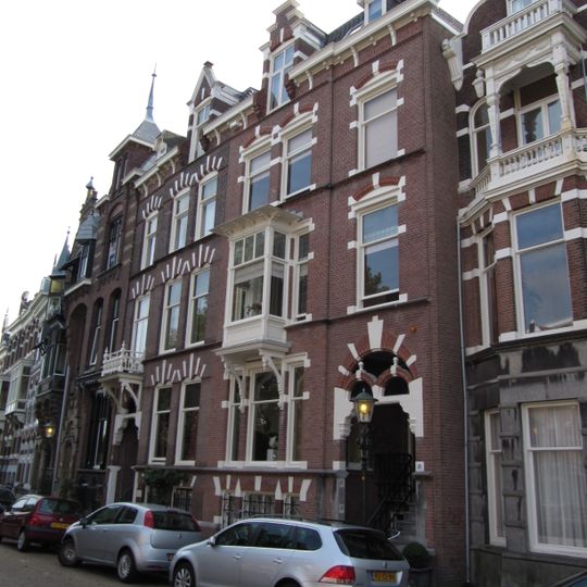 Pand in neo-renaissance trant. Gevel versierd met banden en negblokken. Souterrain. Rechts getoogde ingangspartij.