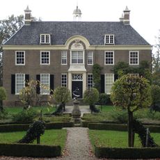 Den Berg: zonnewijzer met natuurstenen piedestal