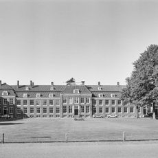 Pand haaks op nr 22 a, sobere vooruitspringende gevel met rechte kroonlijst