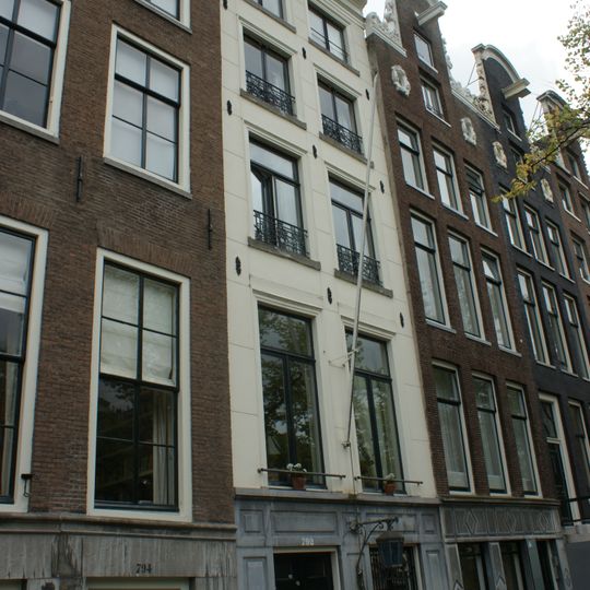 Pand met gevel onder rechte lijst