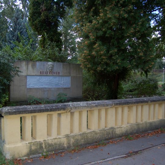 Pomník Ludwiga van Beethovena, pomník s reliéfom