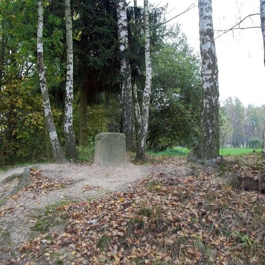 Kříž západně od Lodhéřova u rozcestí