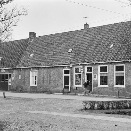 Pand onder zadeldak tegen voortopgevel