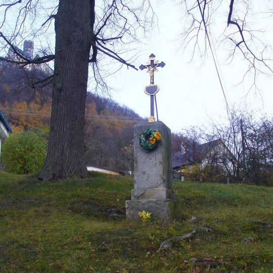 Kříž na návsi v Bezdězu