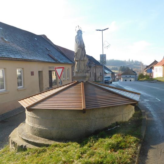 Kašna se sochou svatého Jana Nepomuckého na náměstí v Kamenici