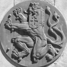 Dvojice znaků Československa na budově České pošty