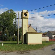 Zvonička na rozcestí v centru Záryb