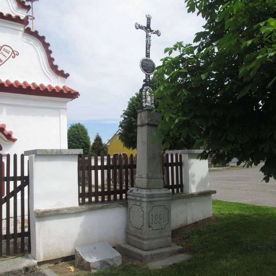 Kříž u kaple ve Svéradicích