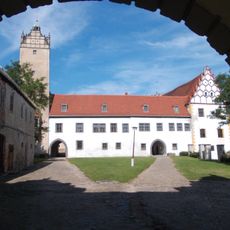 Sachgesamtheit Schloss und Schlosspark Strehla mit folgenden Einzeldenkmalen: annähernd quadratischem Schloss (Hinterem Schloss) mit Schildmauer zwischen Nordwestturm und ruinösem Westflügel (Rittersaal), bedeutsame Wand- und Deckenmalereien in de