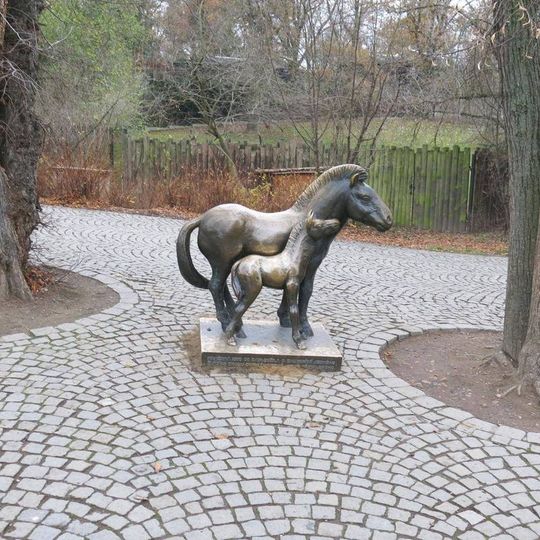Socha klisny a hříběte koně Převalského u severního vchodu ZOO Praha