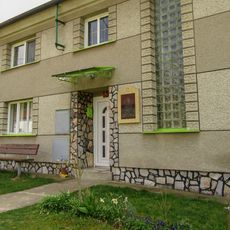 Pamětní deska ve Vojtěchově na návsi