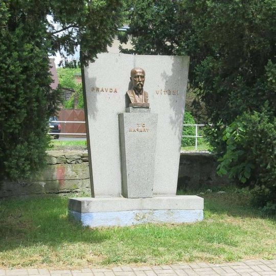 Masarykův pomník v Máchových sadech v Bystřanech