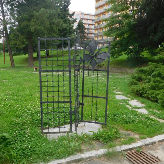 Kovová plastika u Akademie ve Světlé nad Sázavou