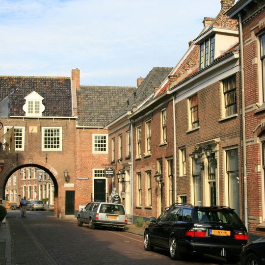 Dwarshuis met lage verdieping en zadeldak