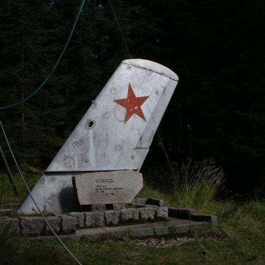 Pomník sovětského letce u horní stanice vleku v Kamenci