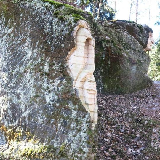 Skalní reliéf Duch rytíře u lesní cesty v Brništi