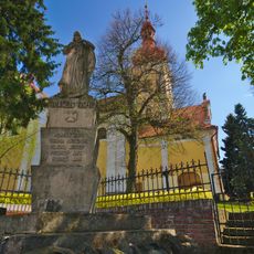 Pomník padlým v Tištíně před kostelem