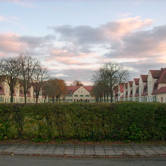 Gartenstadtsiedlung Lauta Nord Am Anger 1 bis 44; Am Markt 1 bis 11, 16, 17; Am Ring 1 bis 16; Conrad-Blenkle-Straße 1 bis 80, 82, 84, 86, 88, 90; Constantinplatz 1 bis 8; Friedrich-Ebert-Straße 1 bis 4, 9, Karl-Marx-Straße 1 bis