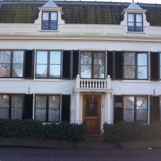 "Overlaan". Laag rechthoekig huis