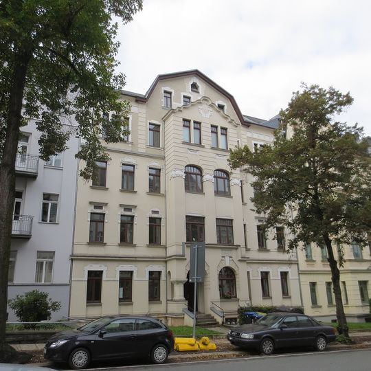 Mietshaus in geschlossener Bebauung mit Vorgarten Barbarossastraße 51