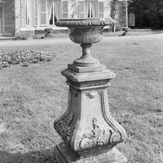 Hondsdonk: vaas op sokkel