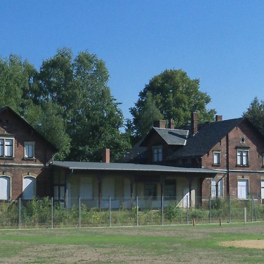 Bahnhof mit technischer Ausstattung und Nebengebäude und Lindenallee Am Bahnhof 7