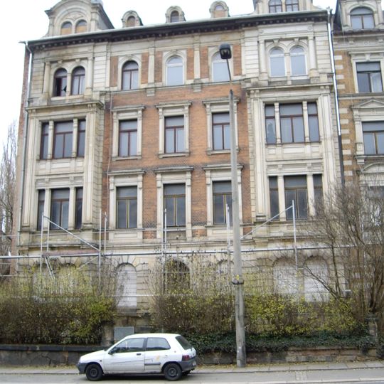 Mietshaus in ehemals geschlossener Bebauung mit Vorgarten Müllerstraße 6