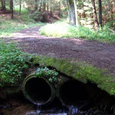 Most turistické stezky přes Stěžovský potok severozápadně od Drah