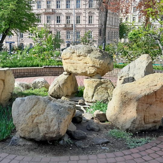 Plastika Dávné znění v botanické zahradě v Brně