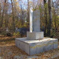 Братская могила советских воинов, умерших от ран в госпитале в годы Великой Отечественной войны 1941-1945 гг. (Дебёсы)