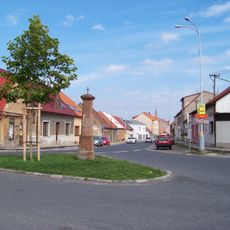 Kříž na křižovatce Pražské a Jevanské ulice v Kostelci nad Černými lesy