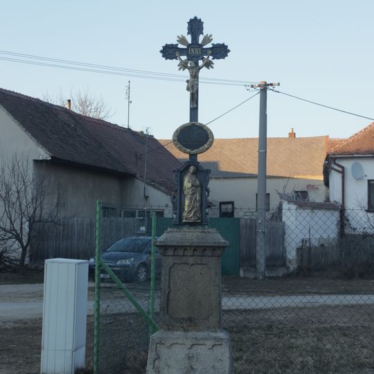 Kříž ve Vícenicích u silnice