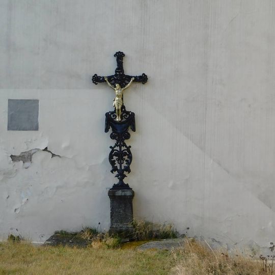 Kříž za kostelem svatého Jakuba Staršího ve Slušticích