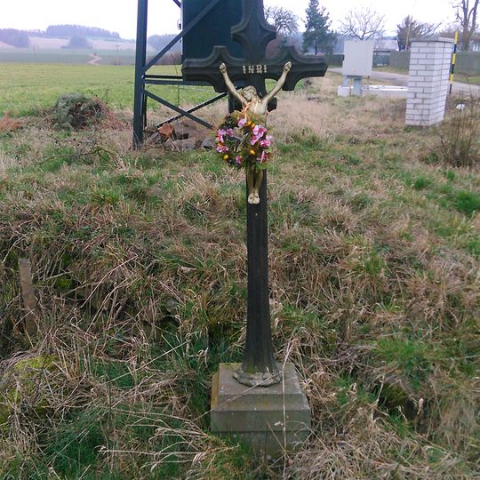 Kříž jihovýchodně od Pičína u křižovatky