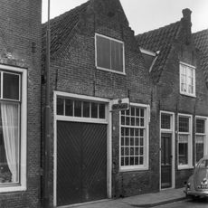 Pand met eenvoudige topgeveltjes met toppilaster