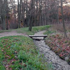 Lávka přes Dlouhou stoku poblíž krásenského hřbitova