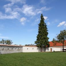 Wehrmauer und Karner