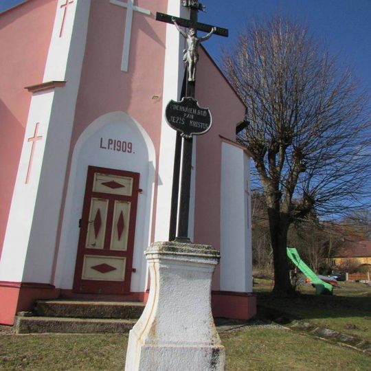 Kříž před kaplí v Boru