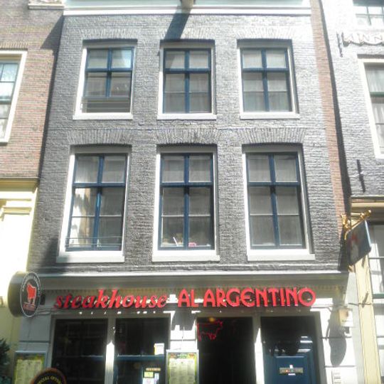 Huis met gevel onder 19e-eeuwse rechte lijst