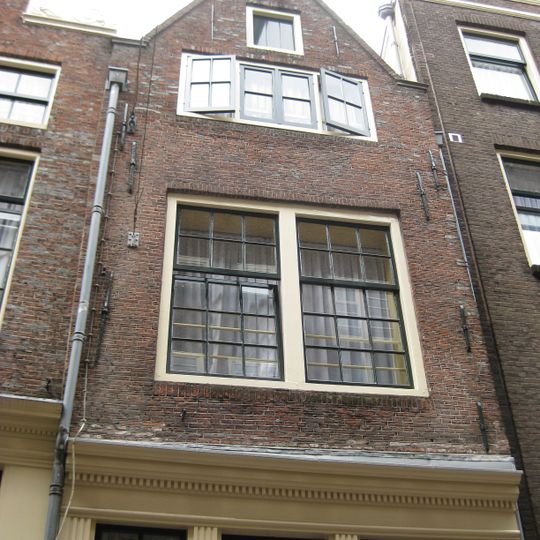 Pand met gevel onder betrekkelijk nieuwe punttop