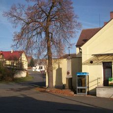 Kříž ve Pteníně na návsi