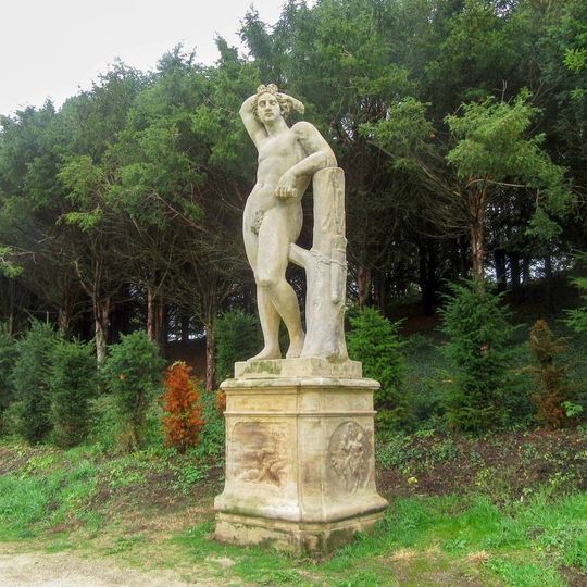 Socha hocha ve Valticích v zámeckém parku