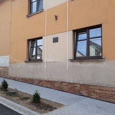 Pamětní deska Josefa Hromádky ve Vejprnicích