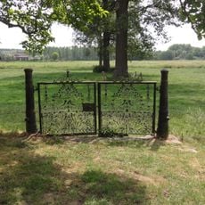 Heeswijk: hekwerk van het weiland voor het kasteel