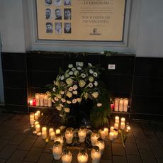 Gedenktafel zur Erinnerung an die Opfer des rassistischen Anschlags vom 19.02.2020