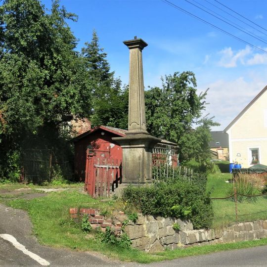 Sloup-obelisk naproti továrně Mikov v Mikulášovicích