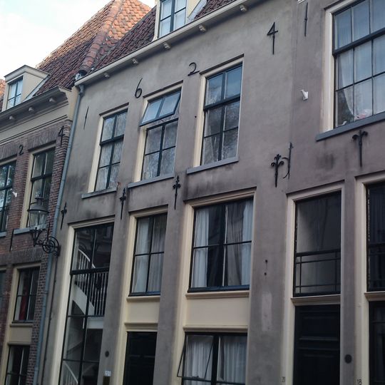 Onderkelderd huis met gepleisterde rechte gevel in jaarankers gedateerd 1624