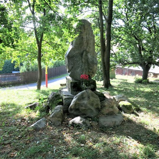 Jubilejní pomník Františka Josefa I. na rozcestí v centru Zahrádek