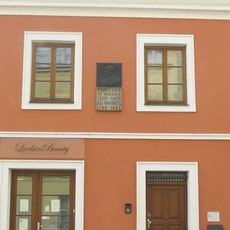 Pamětní deska Josefa Navrátila na domě Vinařického 11 ve Slaném