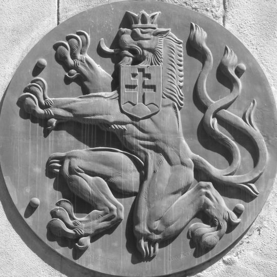 Dvojice znaků Československa na budově České pošty